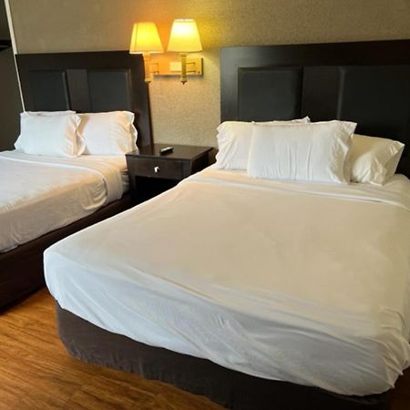 Posh Inn & Suites Wisconsin Rapids Bagian luar foto