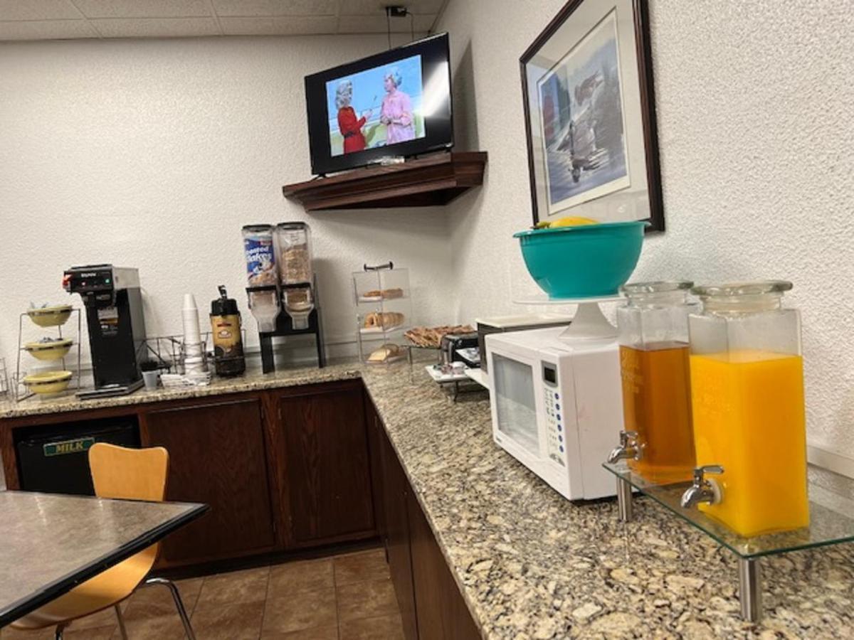 Posh Inn & Suites Wisconsin Rapids Bagian luar foto