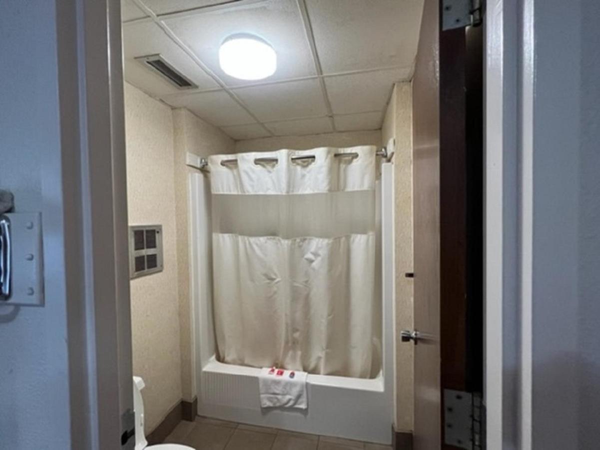 Posh Inn & Suites Wisconsin Rapids Bagian luar foto