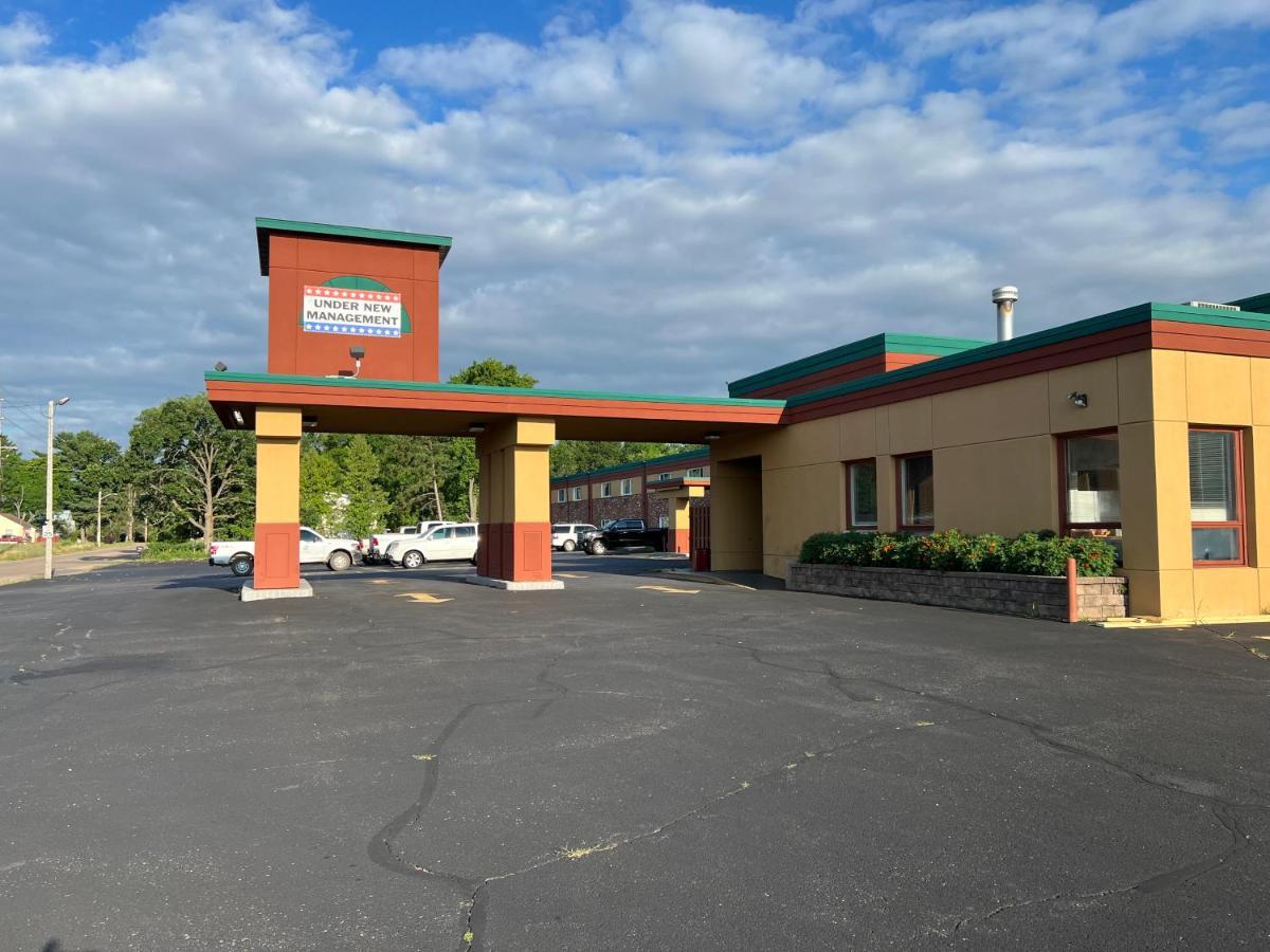 Posh Inn & Suites Wisconsin Rapids Bagian luar foto