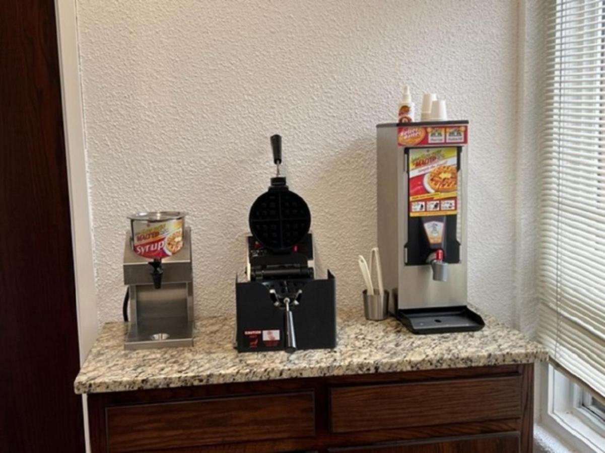 Posh Inn & Suites Wisconsin Rapids Bagian luar foto