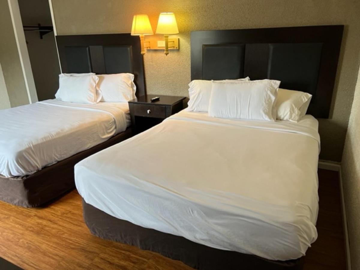 Posh Inn & Suites Wisconsin Rapids Bagian luar foto